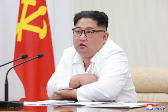 조선중앙통신은 김정은 국무위원장이 주재한 가운데 당 중앙군사위원회 제7기 1차 확대회의가 열렸다고 18일 보도했다.  연합뉴스